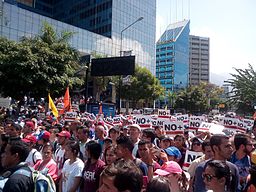 Demonstrators on April 6 holding signs saying No more dictatorship. Credit: Jamez42/Creative Commons.
