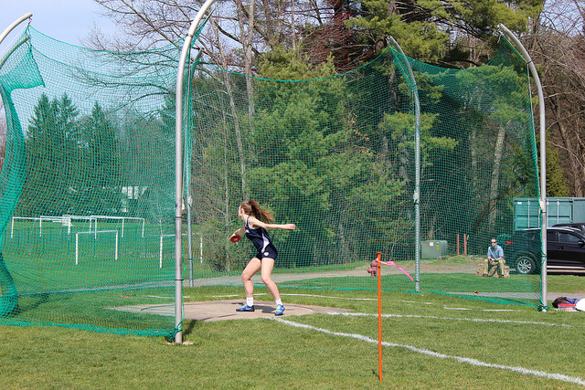 Gates throwing the discus in a 2018 meet.