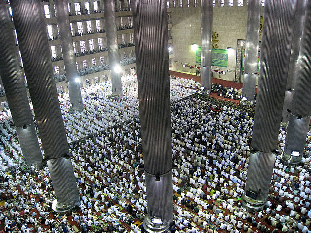 Thousands of the Indonesian muslims congregrated during Eid ul Fitr mass prayer in Istiqlal Mosque, the largest mosque in Southeast Asia, located in Central Jakarta, Indonesia. Credit: Gunawan Kartapranata via Wikipedia Creative Commons